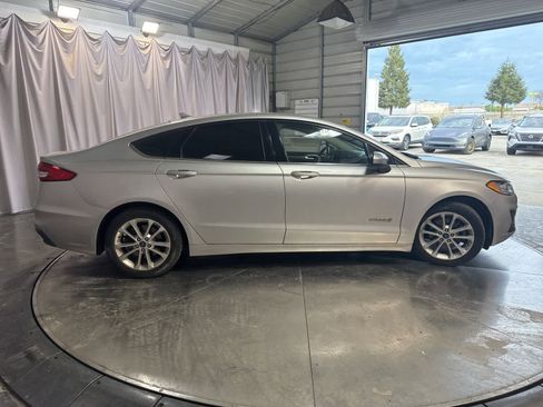 Used 2019 Ford Fusion SE image 4