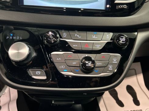 Used 2026 Chrysler Pacifica Select image 19