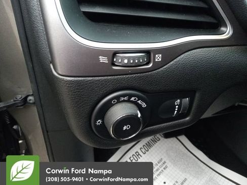 Used 2019 Jeep Cherokee Latitude w/ Cold Weather Group image 13