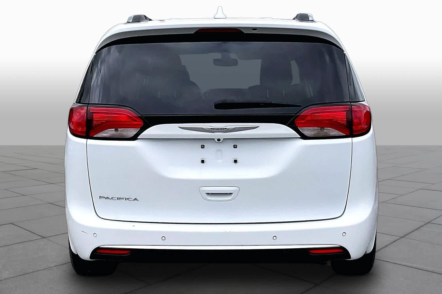 Used 2020 Chrysler Pacifica Touring-L Plus w/ Tire & Wheel Group FWD image 5