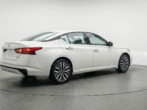Used 2025 Nissan Altima 2.5 SV FWD image 9