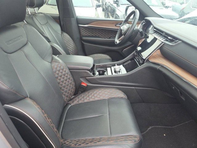 Used 2025 Jeep Grand Cherokee Summit w/ Obsidian Package AWD/4WD image 8