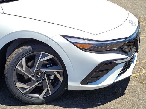 New 2025 Hyundai Elantra Limited image 3