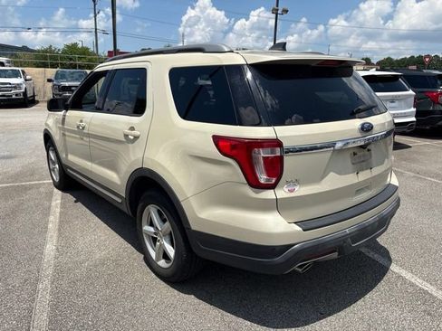Used 2018 Ford Explorer XLT FWD image 3
