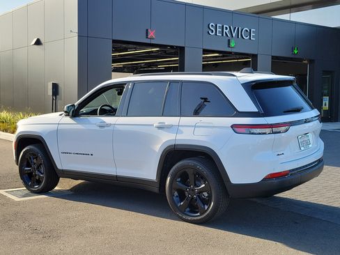 Used 2025 Jeep Grand Cherokee Altitude AWD/4WD image 26