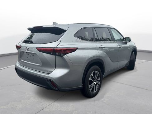 Used 2023 Toyota Highlander XLE FWD image 6