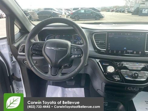Used 2024 Chrysler Pacifica Select image 21