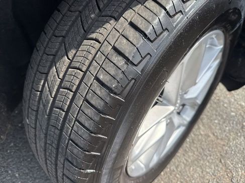 Used 2025 Jeep Grand Cherokee Laredo X image 8