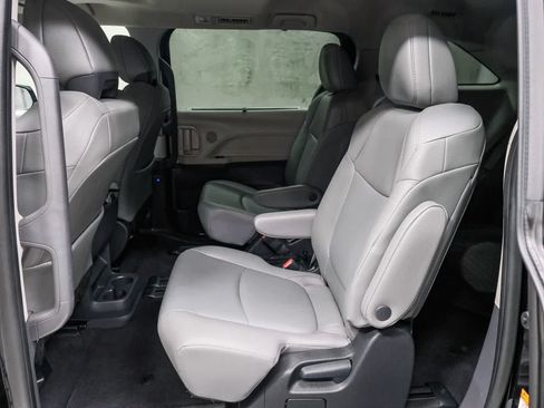 Used 2023 Toyota Sienna XLE FWD image 22