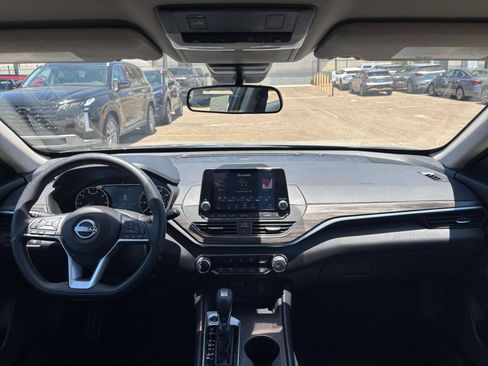 Used 2025 Nissan Altima 2.5 SV FWD image 32