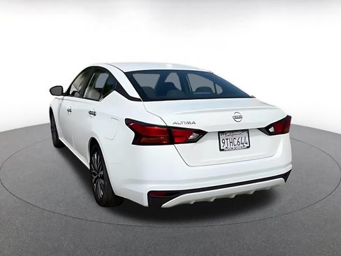 Used 2025 Nissan Altima 2.5 SV FWD image 11