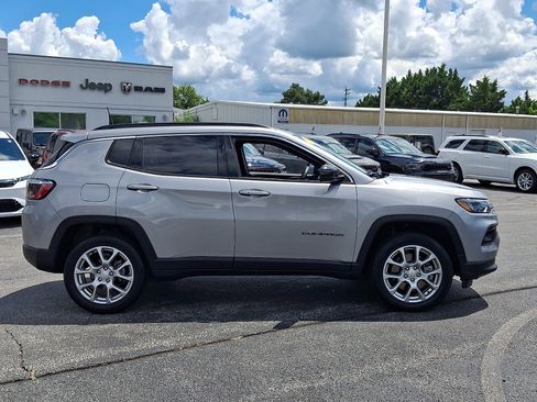 Used 2023 Jeep Compass Latitude AWD/4WD image 7