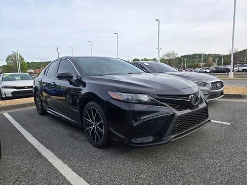 Used 2022 Toyota Camry SE image 3