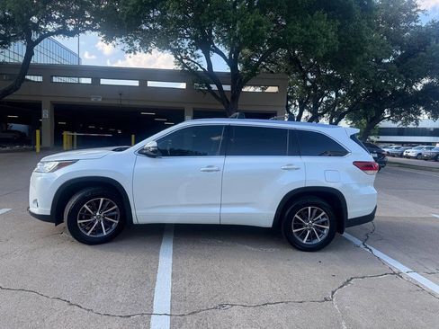 Used 2017 Toyota Highlander XLE w/ Carpet Mat Package AWD/4WD image 5