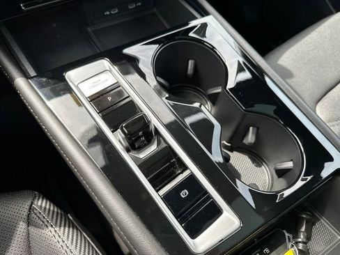 Certified 2024 Volkswagen Atlas Cross Sport SE w/ Panoramic Sunroof Package AWD/4WD image 28