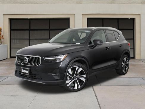 Certified 2025 Volvo XC40 B5 Plus AWD/4WD image 3