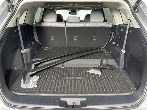 Used 2023 Toyota Highlander XLE AWD/4WD image 30