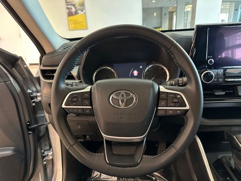 Used 2025 Toyota Highlander LE image 29