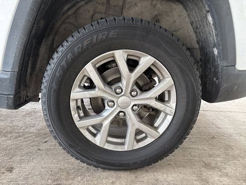 Used 2023 Jeep Grand Cherokee Limited image 32