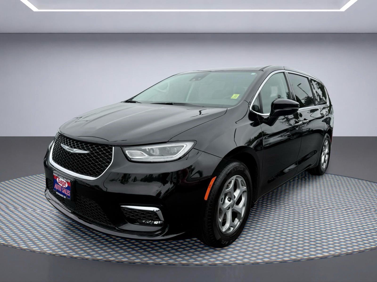 Used 2024 Chrysler Pacifica Limited FWD image 2