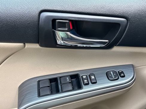 Used 2014 Toyota Camry XLE w/ Moonroof Package FWD image 21
