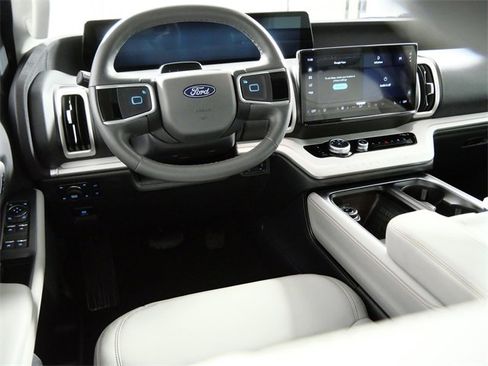 Certified 2025 Ford Expedition Active image 4