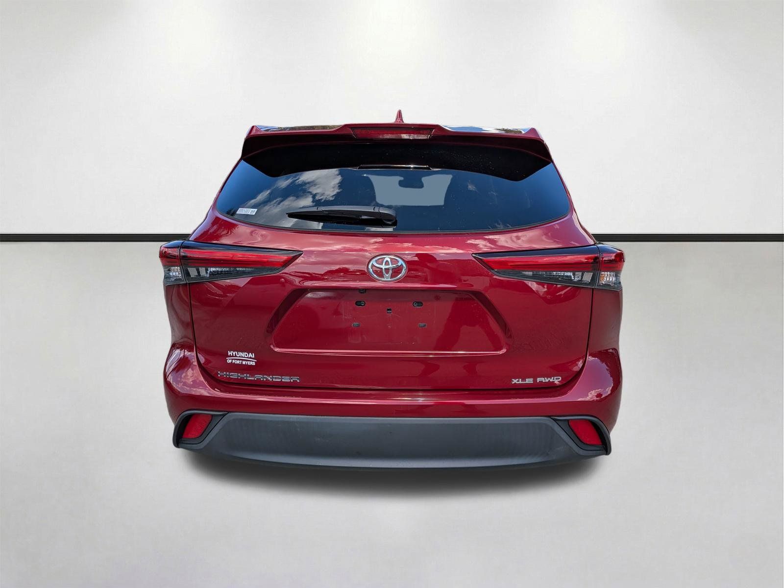 Used 2020 Toyota Highlander XLE AWD/4WD image 5