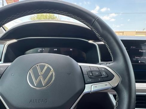 Used 2025 Volkswagen Taos SE AWD/4WD image 13