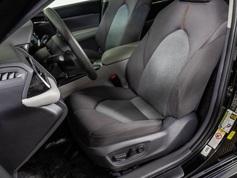 Used 2018 Toyota Camry LE FWD image 19
