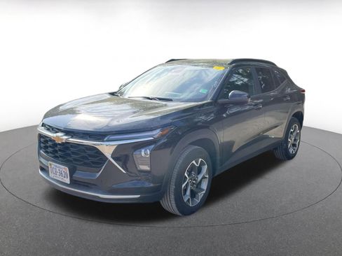 Used 2025 Chevrolet Trax LT image 8