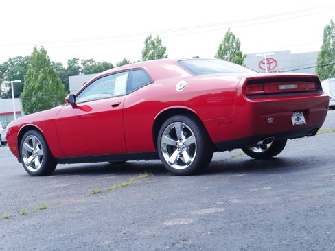 Used 2011 Dodge Challenger RWD image 4