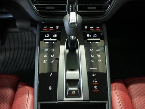 Certified 2025 Porsche Macan AWD/4WD image 23