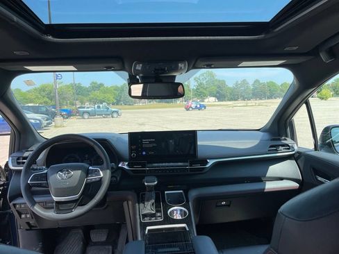 Used 2025 Toyota Sienna XSE FWD image 16