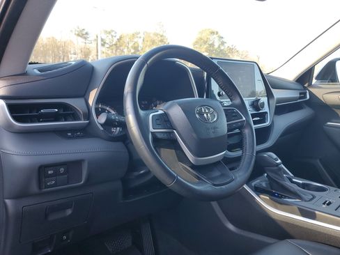 Certified 2023 Toyota Highlander XLE image 20