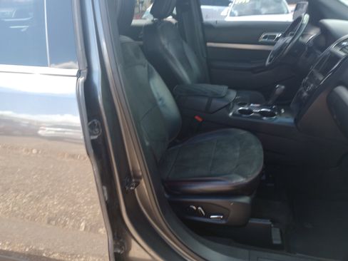 Used 2018 Ford Explorer XLT w/ Equipment Group 202A FWD image 15