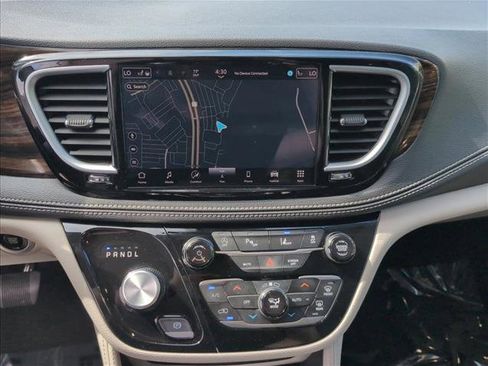 Used 2024 Chrysler Pacifica Limited FWD image 14