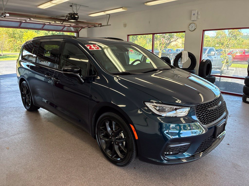Certified 2025 Chrysler Pacifica Limited FWD image 1
