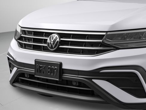 Certified 2024 Volkswagen Tiguan SE w/ Panoramic Sunroof Package FWD image 60