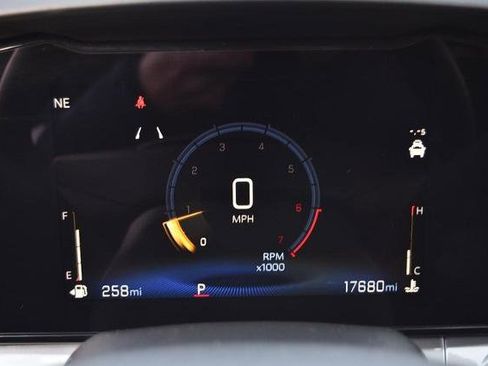 Used 2025 Chevrolet Trax LT w/ LT Convenience Package image 11