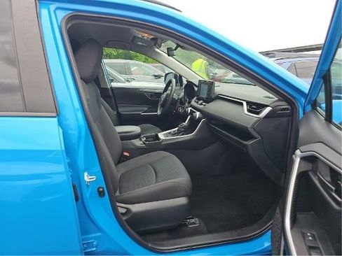 Used 2021 Toyota RAV4 LE AWD/4WD image 4
