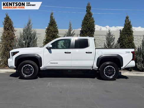 Used 2025 Toyota Tacoma TRD Off-Road image 4