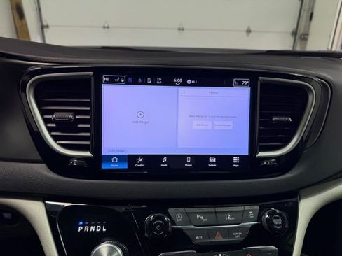 Used 2024 Chrysler Pacifica Touring-L image 17