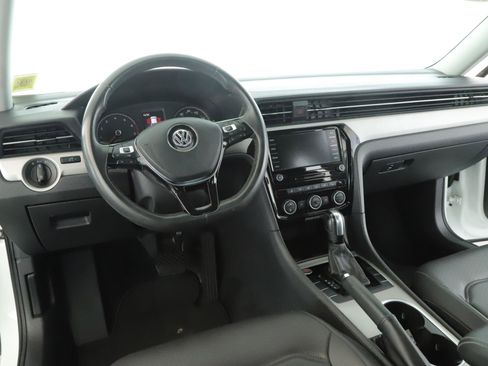 Used 2022 Volkswagen Passat 2.0T SE FWD image 2