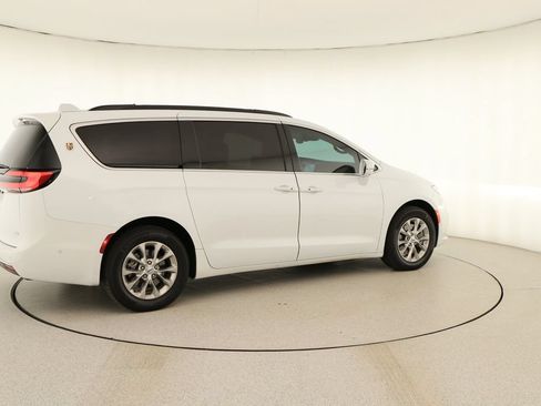 Used 2022 Chrysler Pacifica Touring-L w/ Uconnect Theater Family Group AWD/4WD image 7