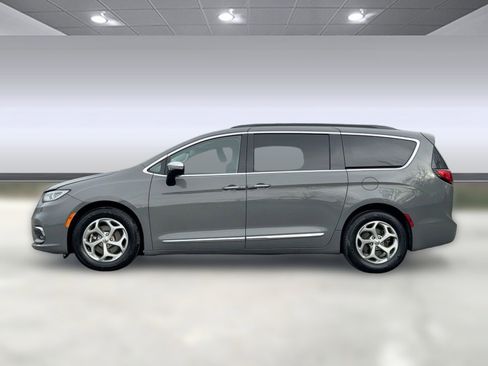 Used 2023 Chrysler Pacifica Limited image 2