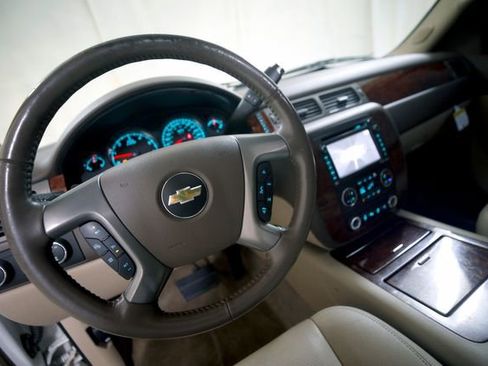 Used 2013 Chevrolet Suburban LTZ image 9