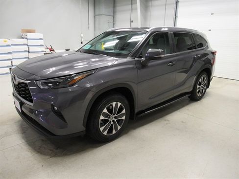 Used 2024 Toyota Highlander XLE image 3