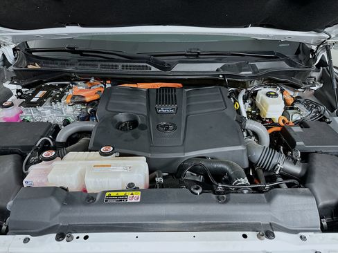 Certified 2024 Toyota Sequoia Platinum AWD/4WD image 32