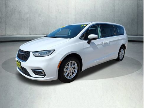 Used 2023 Chrysler Pacifica Touring-L FWD image 1