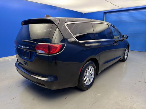 Used 2023 Chrysler Voyager LX image 7